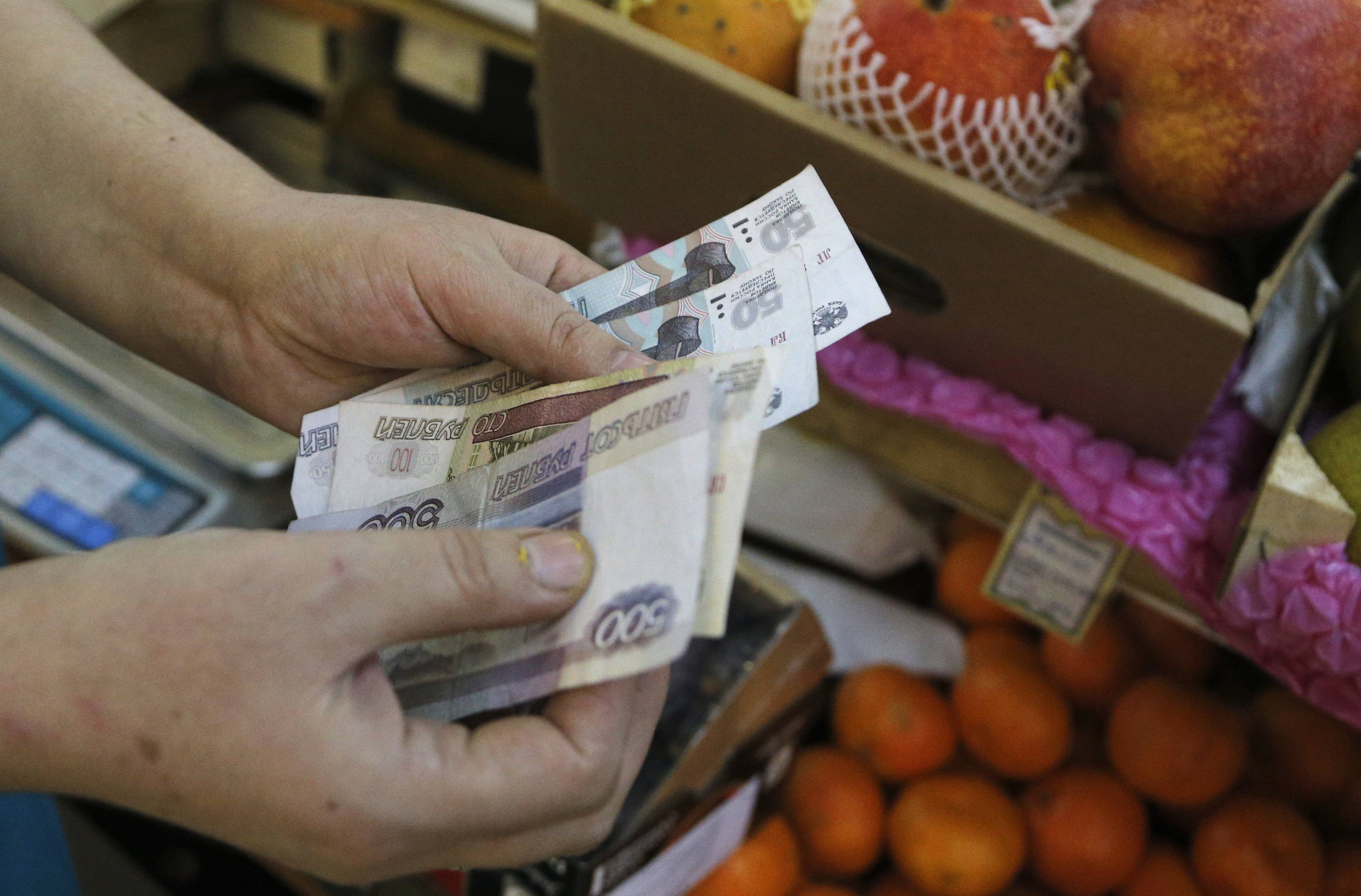 Ng&acirc;n h&agrave;ng Trung ương Nga phải bơm 10 tỉ USD dự trữ để chống đỡ đồng r&uacute;p. Ảnh: Reuters