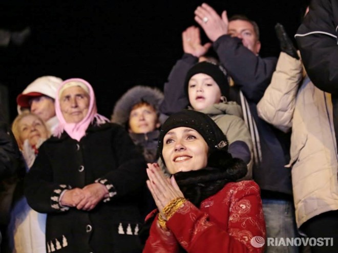 Người d&acirc;n Crimea thức trắng đ&ecirc;m 16-3 để chờ kết quả trưng cầu d&acirc;n &yacute;. Ảnh: RIA Novosti