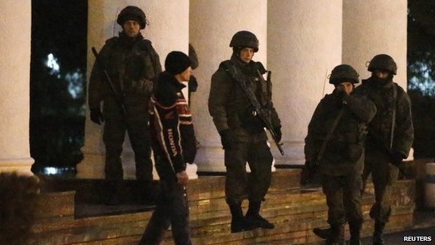 Các tay súng canh gác tại sân bay Symferopol. Ảnh: Reuters