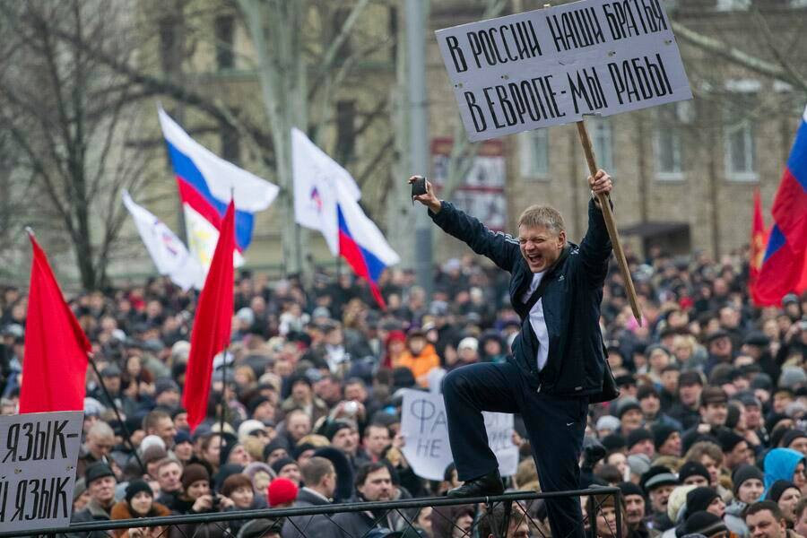 Biểu tình ở Donetsk với khẩu hiệu: "Ở Nga, chúng ta là anh em. Ở châu Âu, chúng ta là nô lệ". Ảnh: Reuters