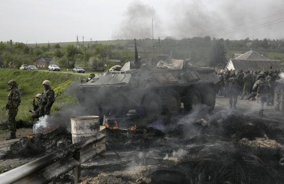 Qu&acirc;n đội Ukraine ph&aacute; hủy chốt chặn của phe ly khai ở Slavyansk. Ảnh: Reuters