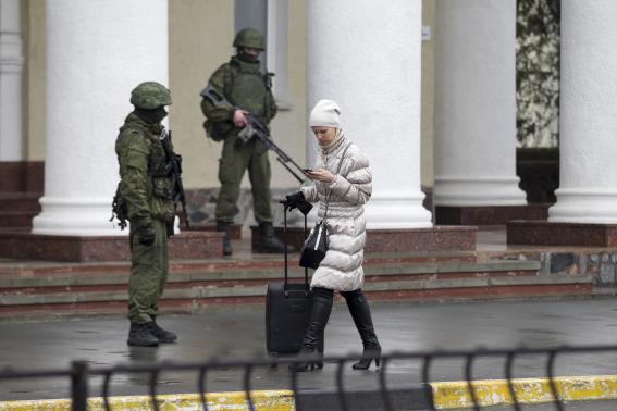 ...và vẫn để sân bay hoạt động bình thường. Ảnh: Reuters