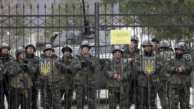 Binh l&iacute;nh Ukraine ở Perevalnoe, Crimea bị l&iacute;nh Nga bao vậy. Ảnh: AP