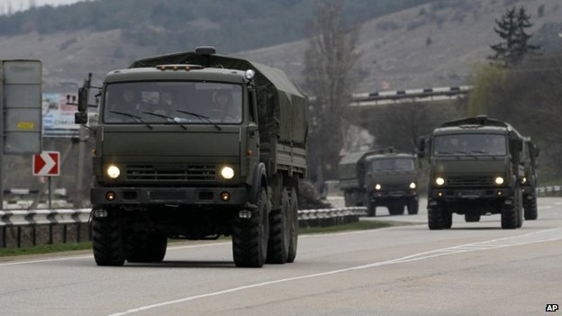 Đo&agrave;n xe qu&acirc;n sự Nga di chuyển từ Sevastopol đến Symferopol ng&agrave;y 2-3. Ảnh: AP