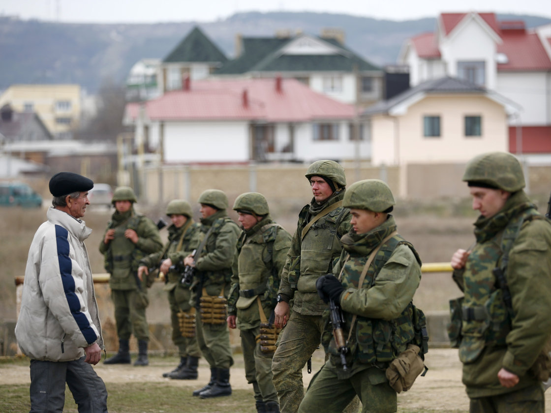Binh sĩ Ukraine đứng g&aacute;c tại th&agrave;nh phố cảng Feodosiya thuộc Cộng h&ograve;a tự trị Crimea. Ảnh: Reuters