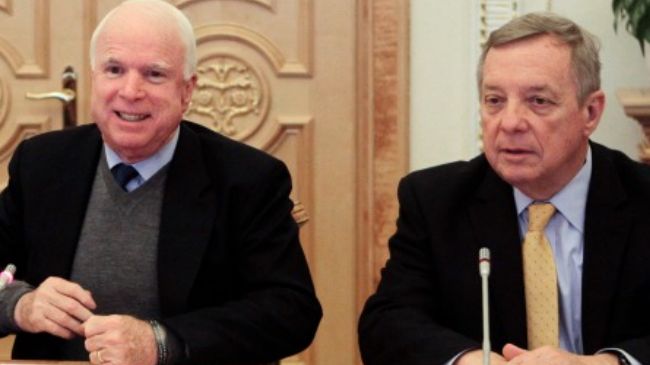 Hai thượng nghị sĩ Mỹ John McCain (tr&aacute;i) v&agrave; Dick Durbin
Ảnh: Press TV