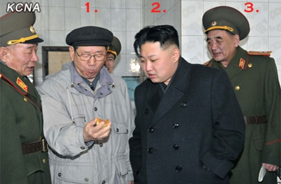 Số 1 Hwang Byong-so, số 2: nh&agrave; l&atilde;nh đạo Kim Jong-un, số 3: Tư lệnh T&ecirc;n lửa chiến lược Bắc Triều Ti&ecirc;n Kim Rak-Gyom. Ảnh: KCNA