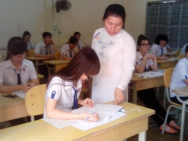 Th&iacute; sinh Cần Thơ tại hội đồng thi trường THPT Ch&acirc;u Văn Li&ecirc;m trong kỳ thi tốt nghiệp 2014. Ảnh: Th&ugrave;y Trang