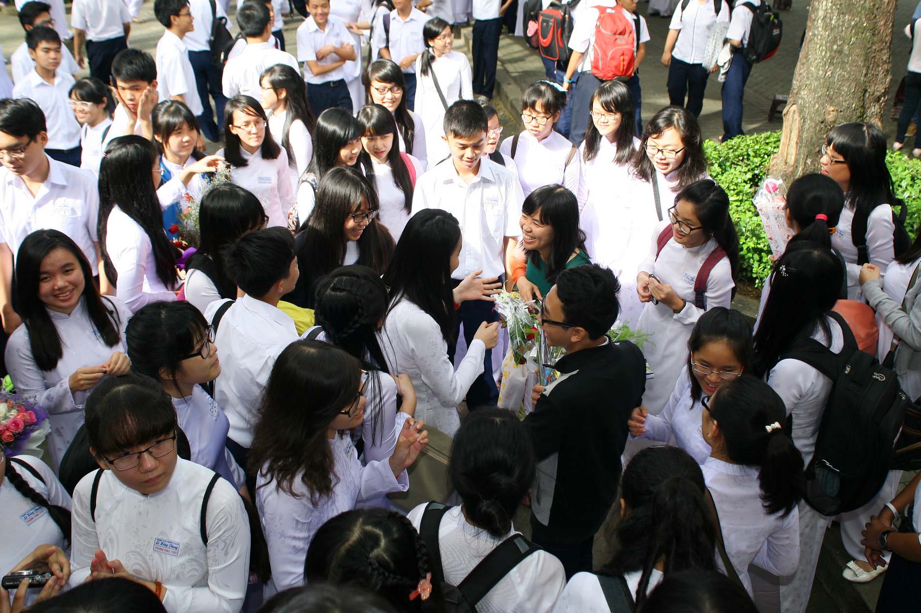 Lễ kỷ niệm Ngày nhà giáo Việt Nam tại Trường THPT Chuyên Lê Hồng Phong. Ảnh: Hoàng Triều