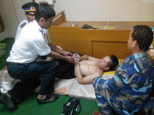 Thuyền vi&ecirc;n được chăm s&oacute;c tr&ecirc;n t&agrave;u 