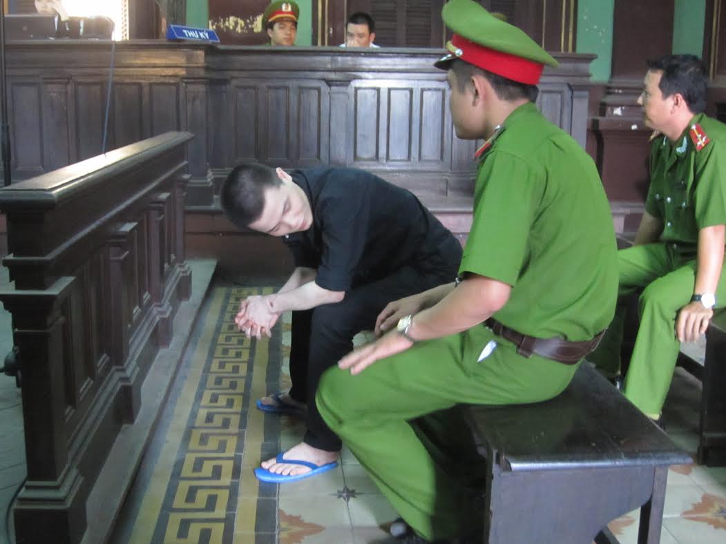 Bị c&aacute;o Trường quay đầu nh&igrave;n người th&acirc;n