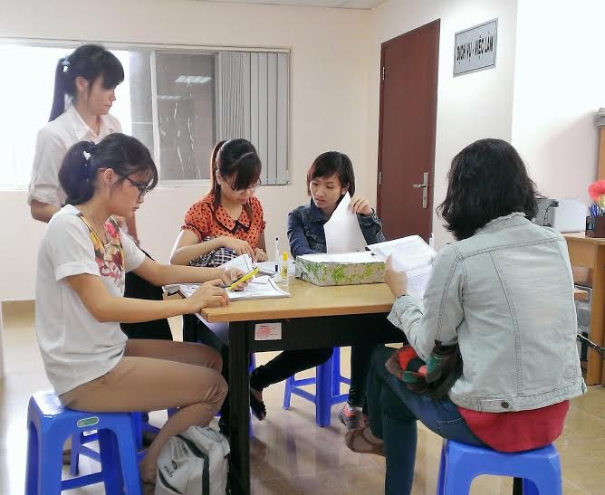 Ứng vi&ecirc;n tham gia đăng k&yacute; t&igrave;m việc tại Ph&ograve;ng Dịch vụ-Việc l&agrave;m B&aacute;o Người Lao Động
