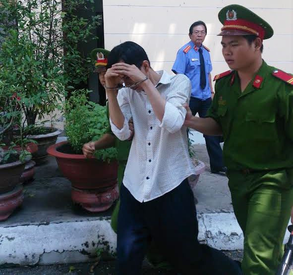 Dựng chuyện để hiếp dâm bé gái trong bãi cỏ