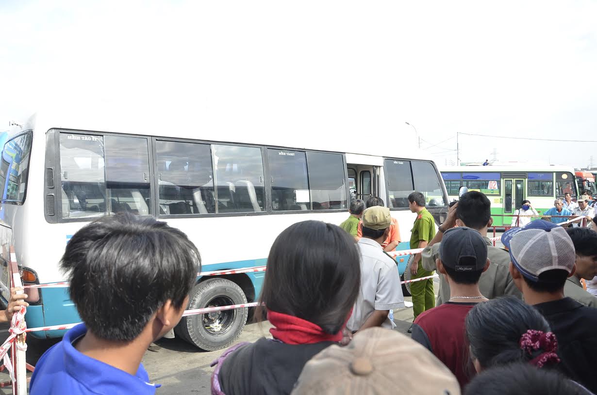 Bác tài được phát hi&ecirc;̣n nằm ch&ecirc;́t trong xe khách