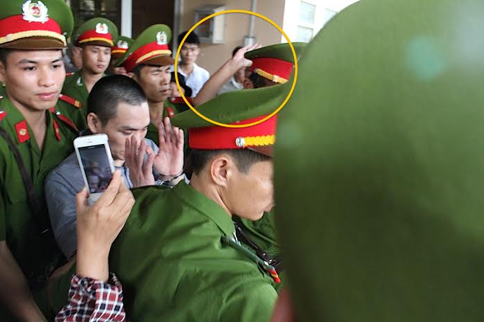 Tuy nhi&ecirc;n vẫn c&oacute; 1 c&aacute;nh tay của một người d&acirc;n qu&aacute; kh&iacute;ch t&aacute;t thẳng v&agrave;o mặt bị c&aacute;o n&agrave;y