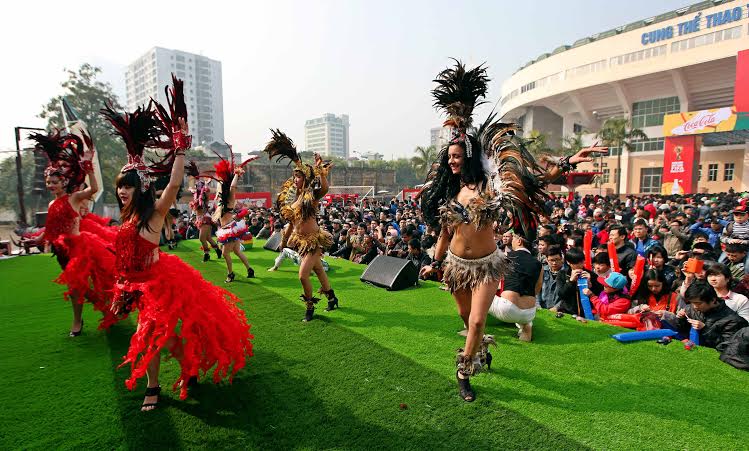 Đi kèm việc trưng bày Cúp vàng là những hoạt động nhảy múa, hóa trang vui nhộn