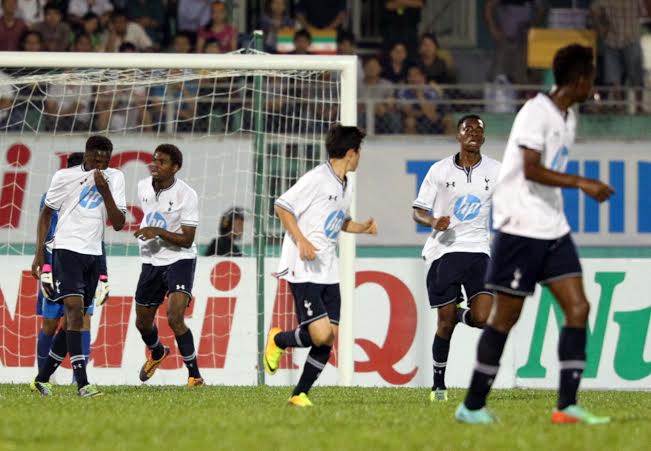 Với thể h&igrave;nh vượt trội, U19 Tottenham g&acirc;y kh&oacute; khăn nhiều cho U19 VN
