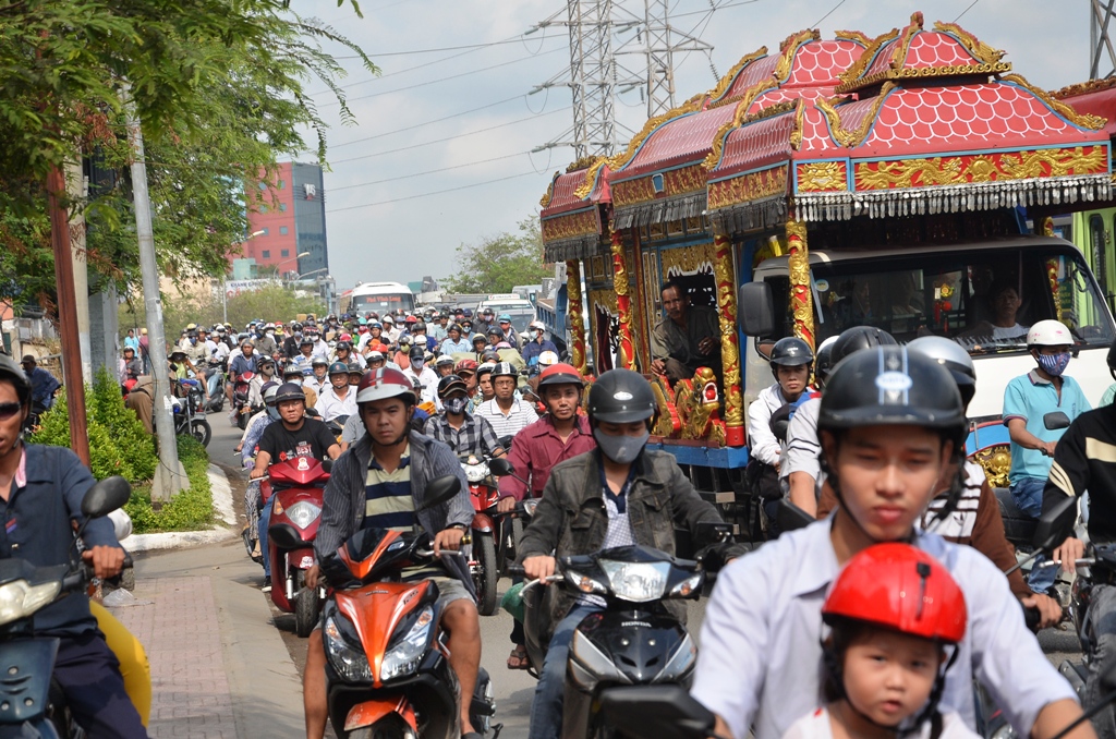 Giao th&ocirc;ng &ugrave;n tắc nghi&ecirc;m trọng tr&ecirc;n đường Hồng B&agrave;ng (chiều từ v&ograve;ng xoay Ph&uacute; L&acirc;m về cầu vượt C&acirc;y G&otilde;, phường 9, quận 6 &ndash; TP HCM).