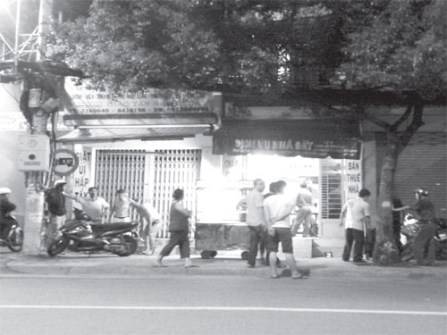 Hiện trường vụ đâm chém tại nhà 124 Hoàng Hoa Thám, quận Bình Thạnh. Ảnh: TÂN TIẾN
