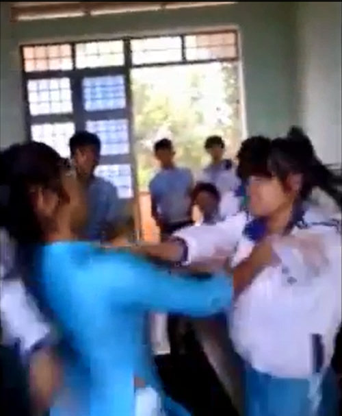 Đuổi học 1 năm nữ sinh đánh bạn trong lớp