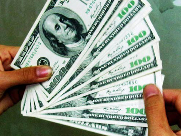 Giá USD tăng vọt sau quyết định điều chỉnh 1%