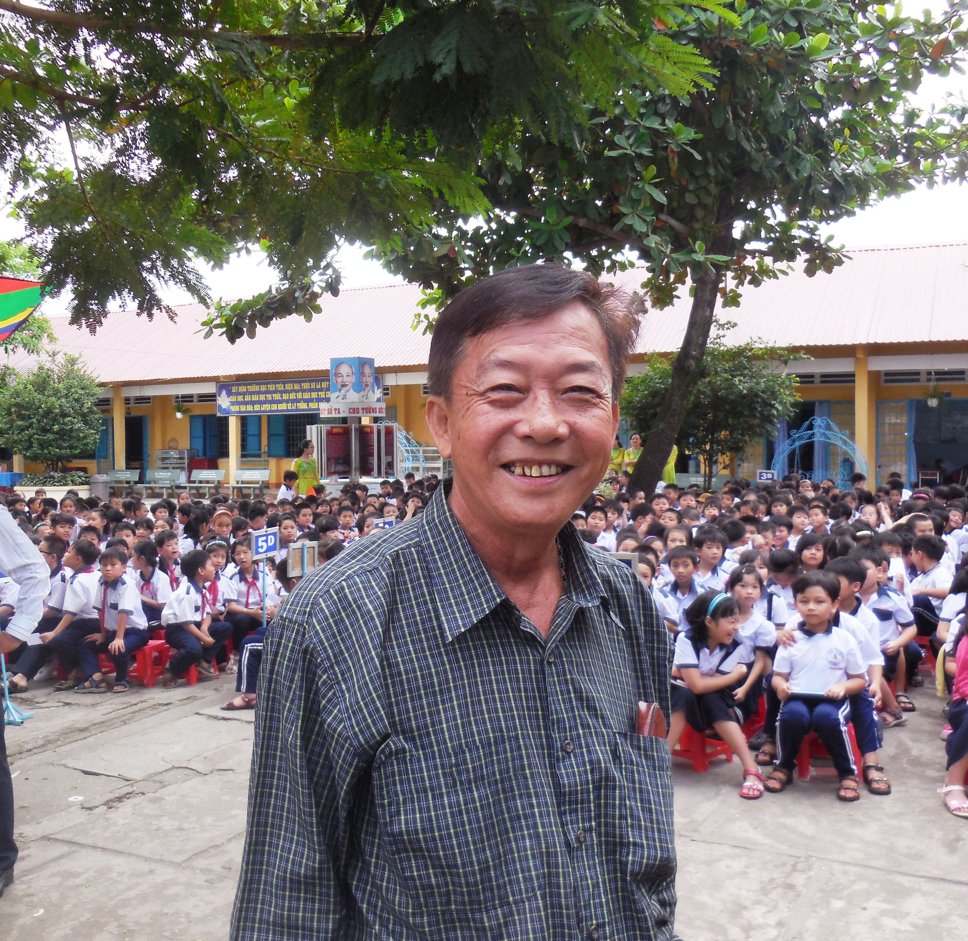 Nghệ nh&acirc;n &Uacute;t Tỵ tại trường tiểu học Nguyễn An Ninh, H&oacute;c M&ocirc;n.
