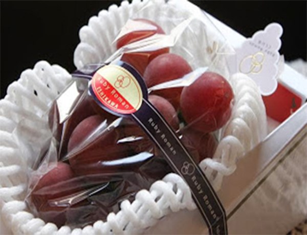 Đ&acirc;y được coi l&agrave; loại nho đắt nhất thế giới. Năm 2011, một ch&ugrave;m nho được b&aacute;n đấu gi&aacute; 6.400 USD tại Nhật Bản. T&iacute;nh trung b&igrave;nh, mỗi quả nho trị gi&aacute; 226 USD.