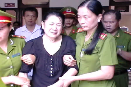 Sau khi t&ograve;a tuy&ecirc;n tạm ho&atilde;n, bị c&aacute;o Thật đi ra xe như thường