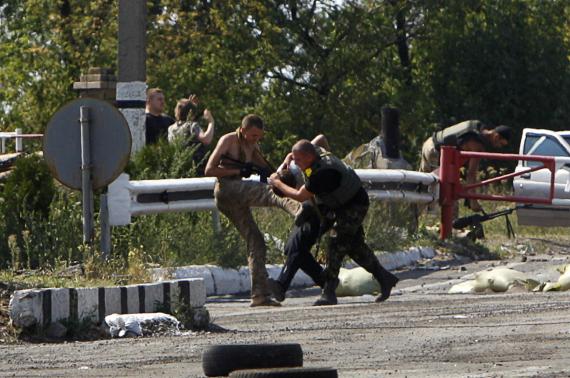 Cuộc xung đột giữa qu&acirc;n đội Ukraine v&agrave; lực lượng ly khai đ&atilde; k&eacute;o d&agrave;i 4 th&aacute;ng. Ảnh: Reuters