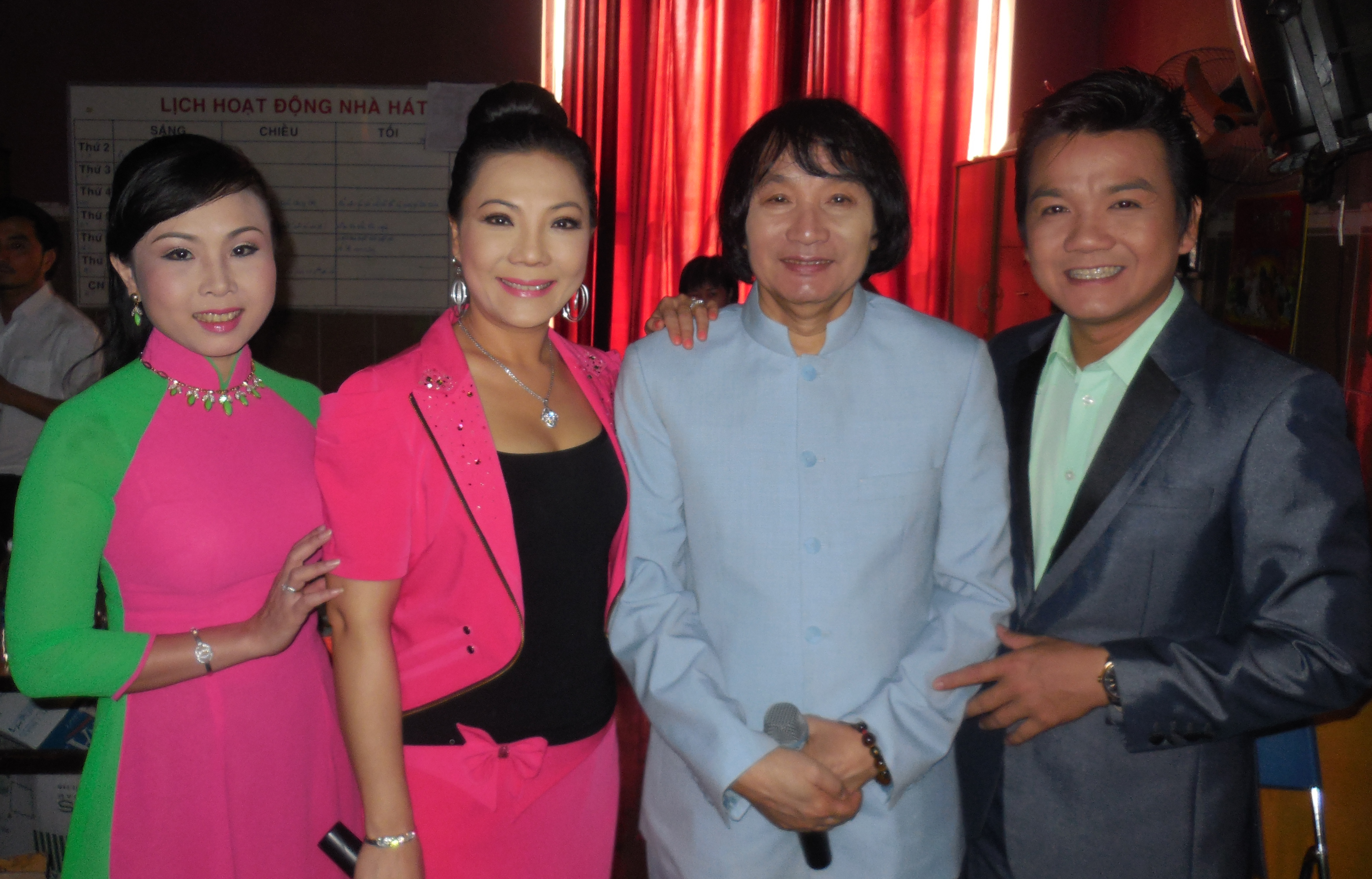 NSƯT Minh Vương, NSƯT Cẩm Ti&ecirc;n v&agrave; vợ chồng nghệ sĩ L&ecirc; Tứ, H&agrave; Như trong hậu trường nh&agrave; h&aacute;t Bến Th&agrave;nh s&aacute;ng 13-9