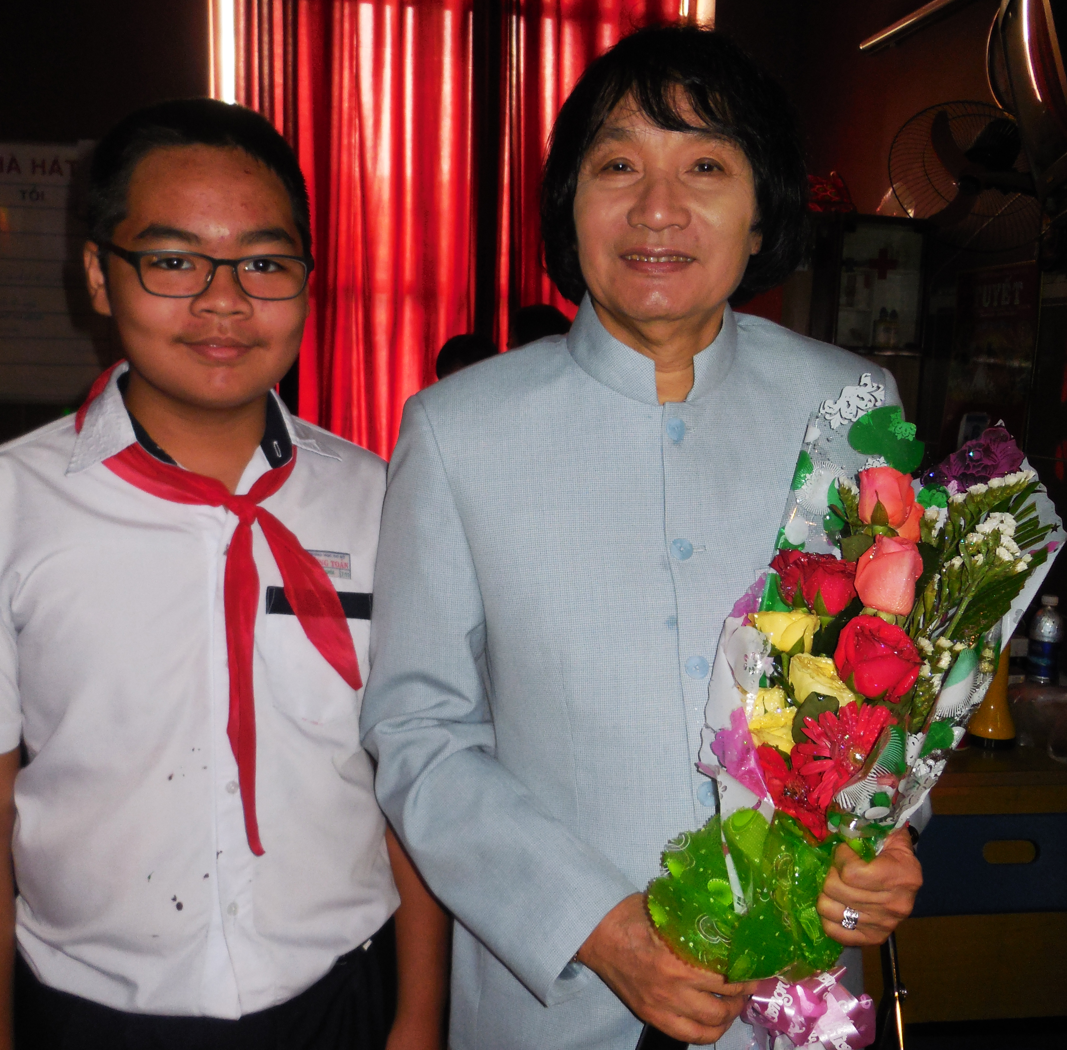 NSƯT Minh Vương động vi&ecirc;n em Nghĩa cố gắng học thật tốt ng&oacute;n đ&agrave;n tranh để gầy dựng phong tr&agrave;o ĐCTT Nam Bộ cho trường THCS V&otilde; Trường Toản.