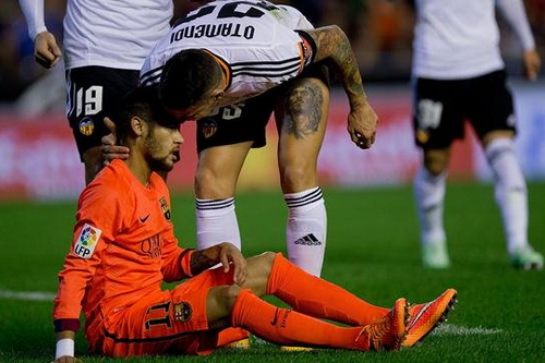 Pha va chạm giữa Neymar v&agrave; Otamendi