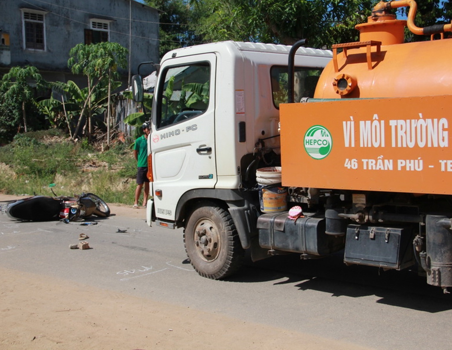 Tử vong sau va chạm với xe hút hầm cầu