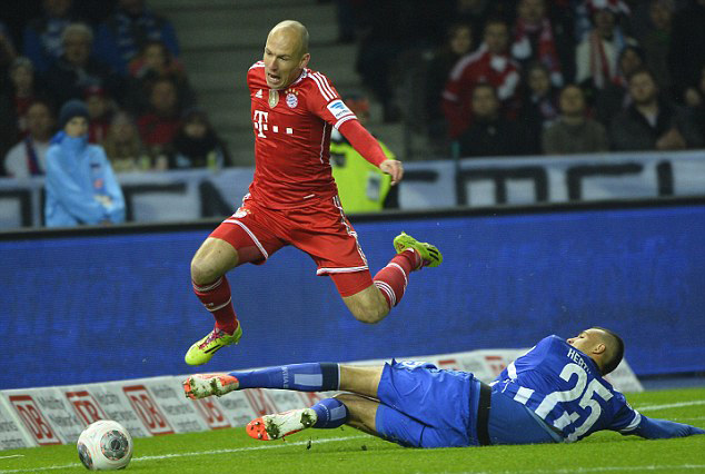 HLV Moyes nhờ trọng tài “chăm sóc” kịch sĩ Robben