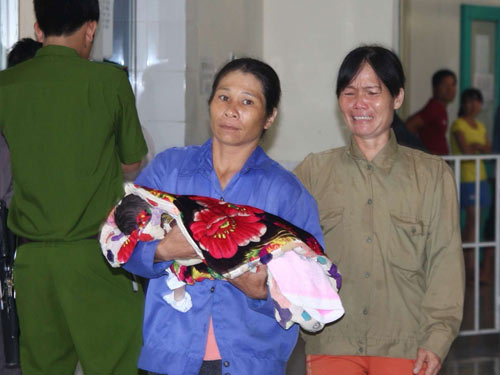 Y sĩ tiêm vắc-xin làm 3 trẻ chết đi làm trở lại