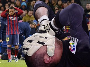 Rách dây chằng gối, thủ môn Valdes lỡ hẹn World Cup 2014