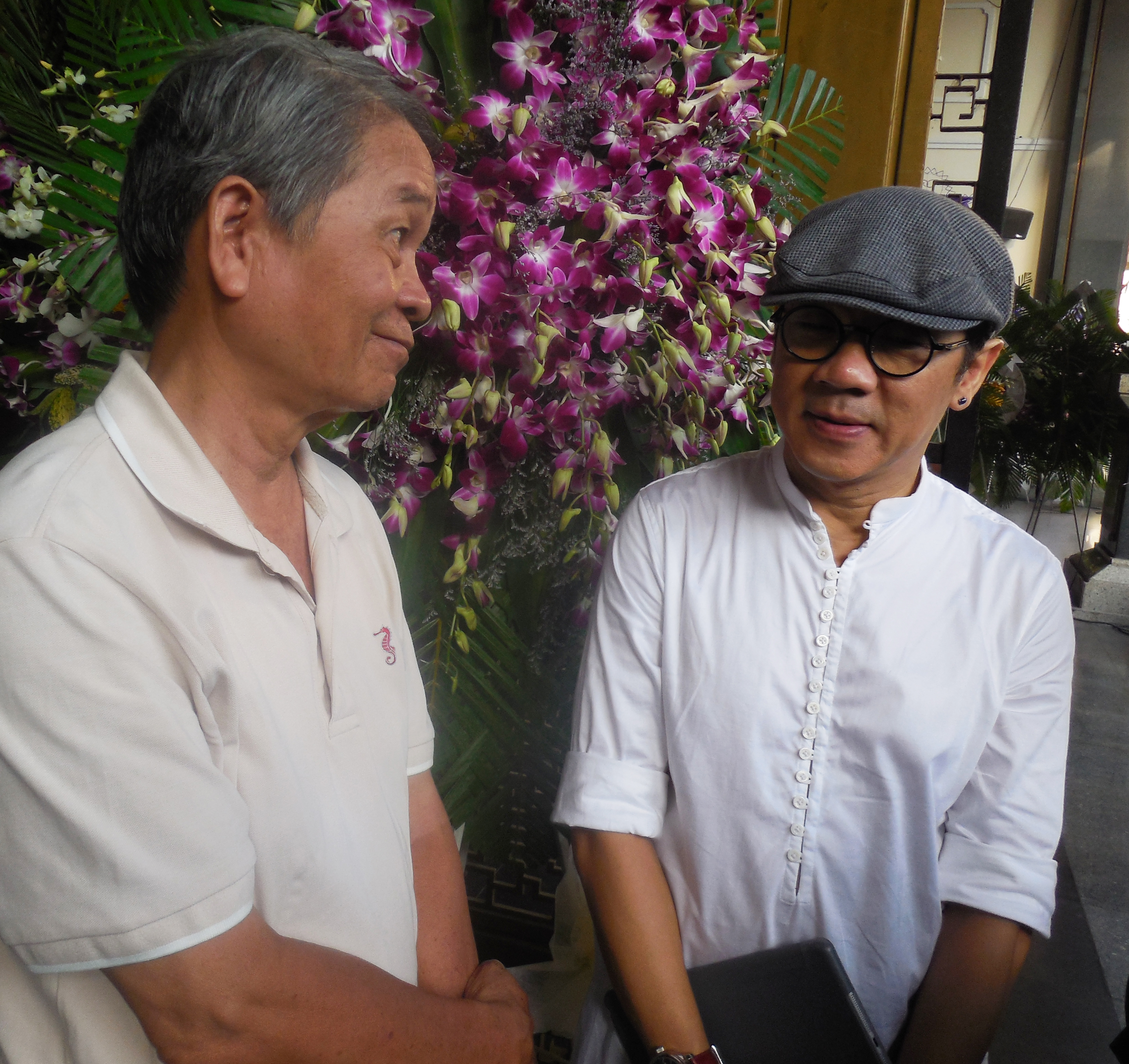 Nhà thơ Cao Quảng Văn và NSƯT Thành Lộc tại tang lễ của nhà thơ - soạn giả Kiên Giang