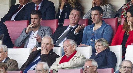 &Ocirc;ng Van Gaal v&agrave; Van Persie c&ugrave;ng xem một trận đấu ở H&agrave; Lan trong l&uacute;c đang nghỉ dưỡng thương