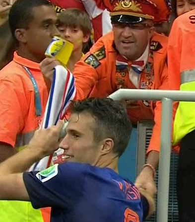 Chán giải ba, Van Persie tặng luôn HCĐ cho CĐV!