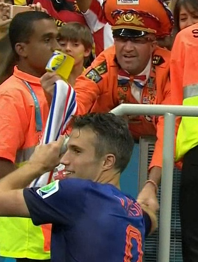 Van Persie tặng qu&agrave; đặc biệt cho CĐV H&agrave; Lan