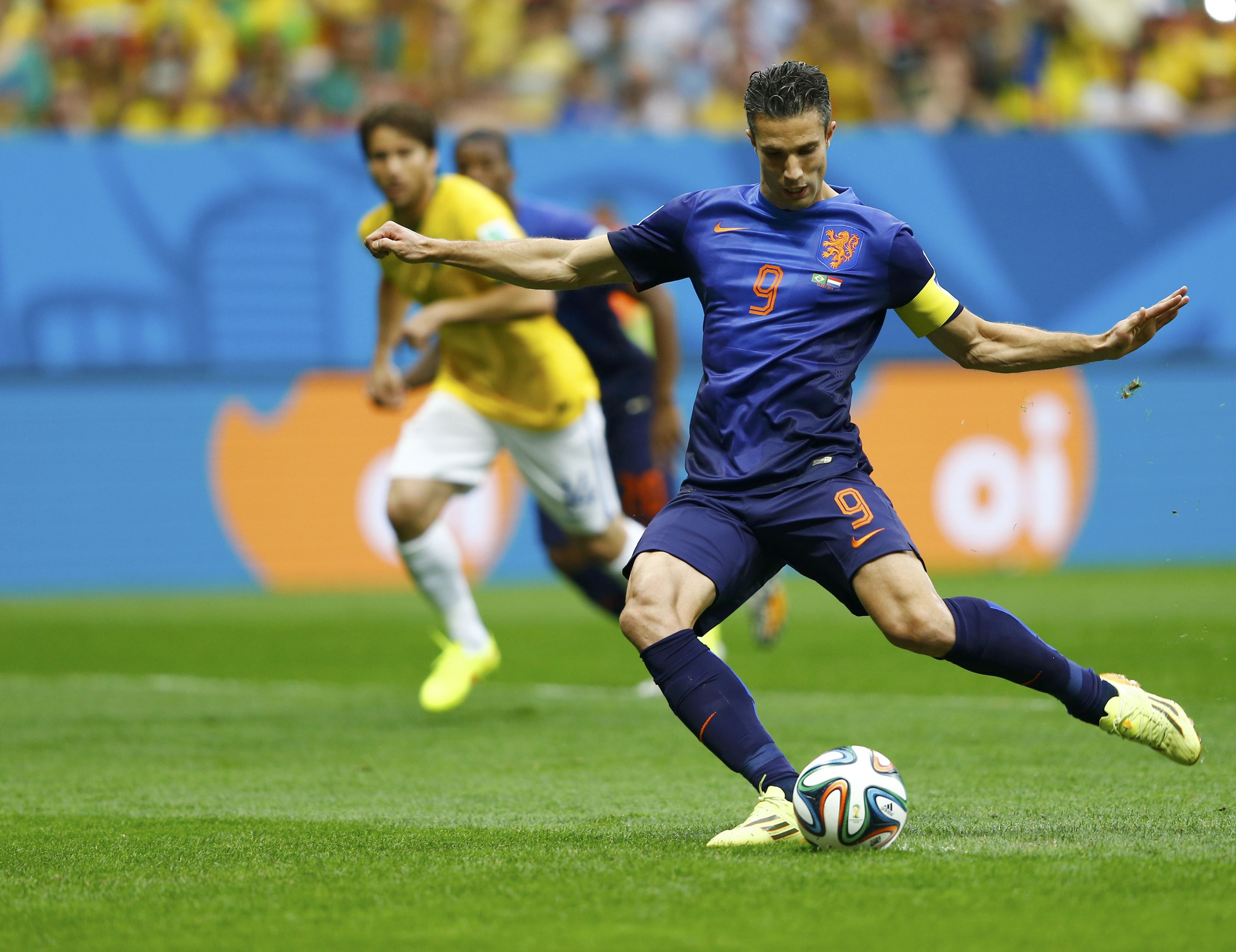 Van Persie kh&ocirc;ng gặp kh&oacute; khăn khi mở tỉ số tr&ecirc;n chấm 11 m&eacute;t
