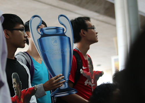 CDdV mang chiếc cúp UEFA bằng giấy để đón Van Nistelrooy