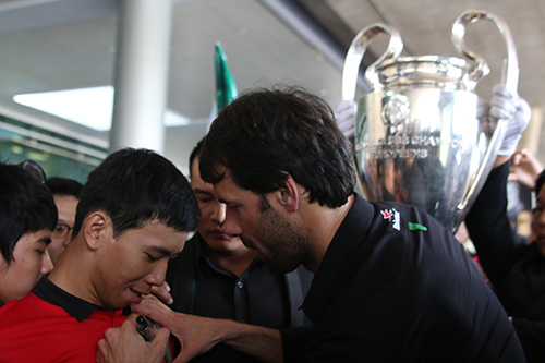 Một CĐV được Van Nistelrooy tặng chữ ký lên áo