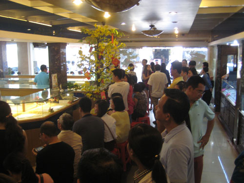 Rồng rắn xếp hàng mua vàng ngày Thần tài