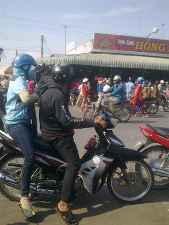 Người d&acirc;n đứng chật đường đ&ograve;i cửa h&agrave;ng v&agrave;ng Hồng 2 mua lại v&agrave;ng.