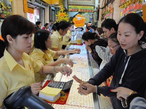Mua bán vàng tại TP HCM chiều ngày 17-2. Ảnh: Hồng Thúy