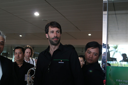 Van Nistelrooy xuất hiện trong vòng vây người hâm mộ