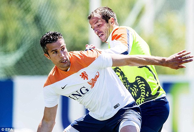 HLV Van Gaal gạch tên Van Der Vaart