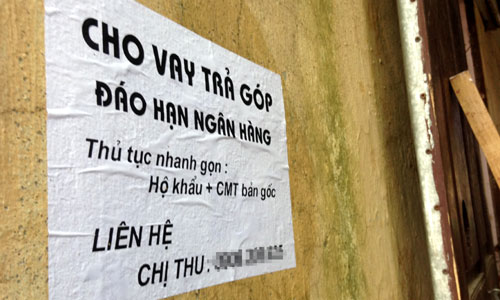 Nhân viên tư vấn của các công ty tài chính tiếp thị cho vay vốn ở mọi nơi với thủ tục đơn giản, dễ dàng. Ảnh: Thanh Lan.