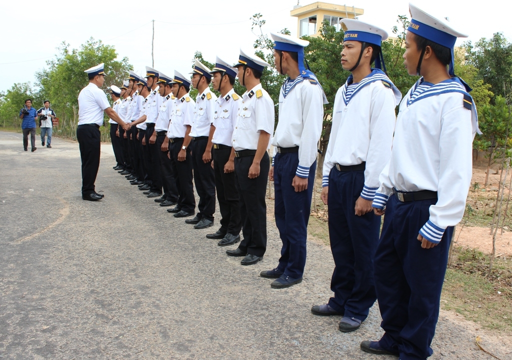 Thăm tặng quà “mắt thần biển Đông”